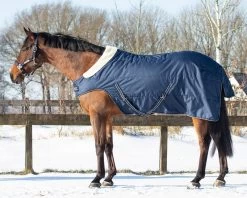QHP Stable Rug 200gr With Shoulder Cut Out